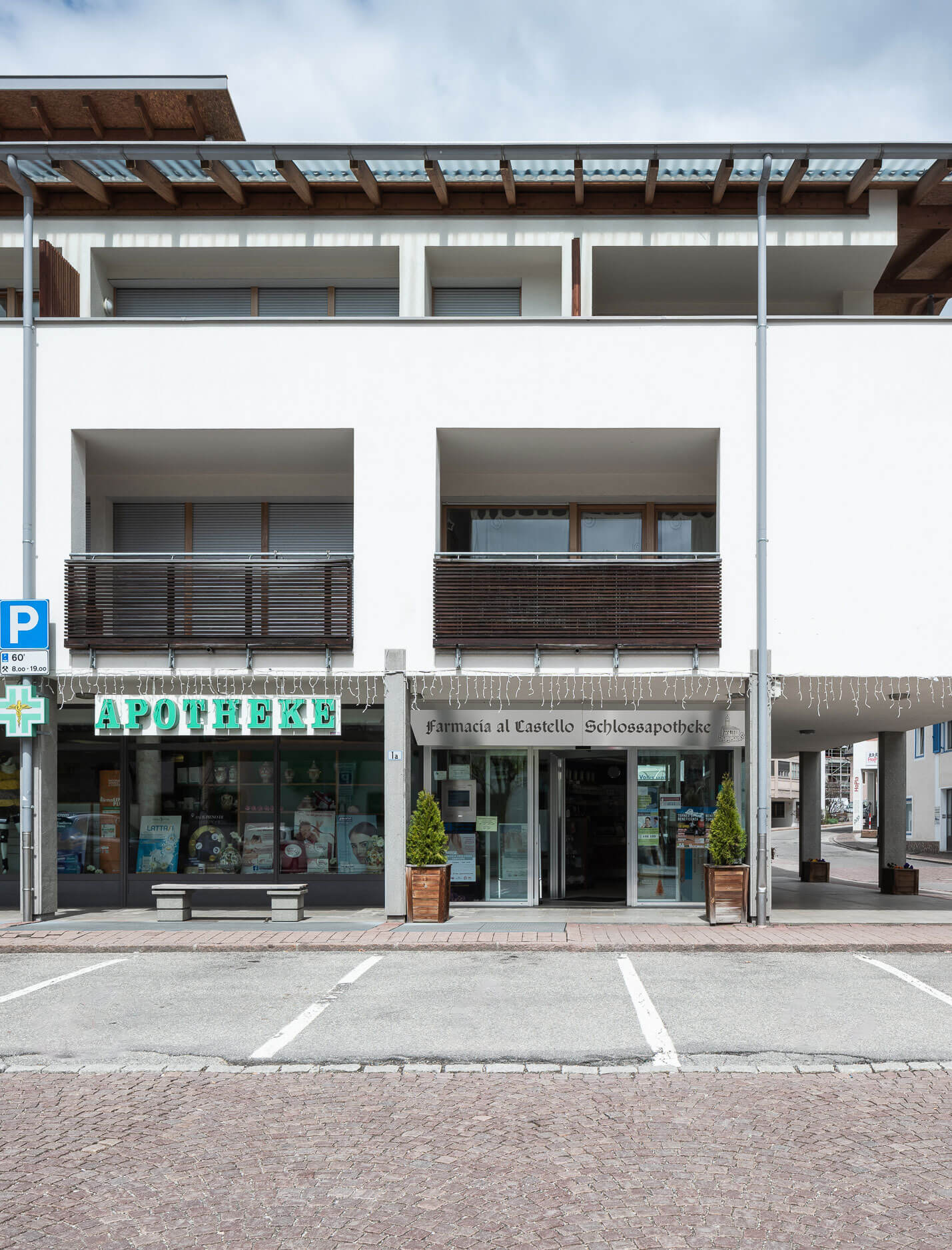 Our location in Val Pusteria & contact - vertical format - Schlossapotheke Welsberg